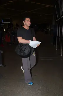 Airport Scenes: Sohail Khan