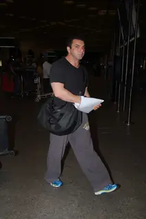 Airport Scenes: Sohail Khan!