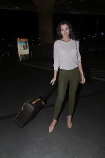 Airport Scenes: Amy Jackson!