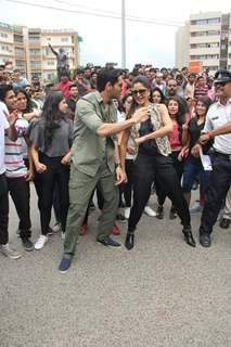 Flash Mob- Katrina Kaif and Sidharth Malhotra Promotes 'Baar Baar Dekho' in Indore