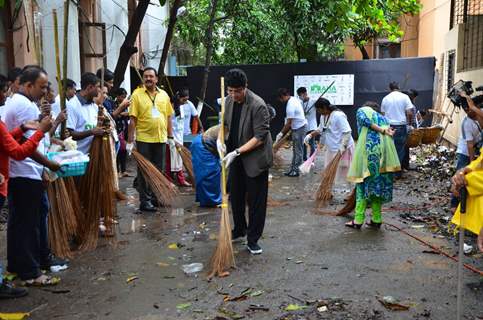 Amitabh Bachchan and CM participate in NDTV Maha Cleanathon campaign