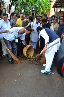 Amitabh Bachchan and CM participate in NDTV Maha Cleanathon campaign