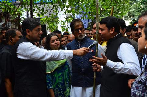 Amitabh Bachchan and CM participate in NDTV Maha Cleanathon campaign