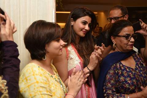 Daisy Shah and Shweta Rohira at Salman Khan's Ganesh Utsav 2016