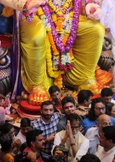 Amitabh Bachchan visits Lalbaugcha Raja