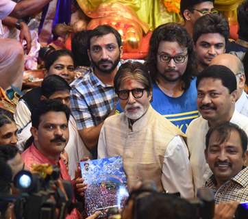 Amitabh Bachchan visits Lalbaugcha Raja