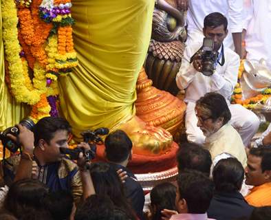 Amitabh Bachchan visits Lalbaugcha Raja