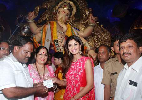 Shilpa Shetty Visits Chinchpokli Cha Chintamani