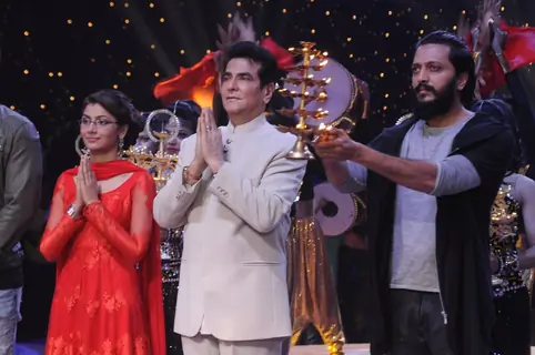 Jeetendra, Riteish Deshmukh and Sriti Jha Promotes 'Banjo' on the sets of Kum Kum Bhagya