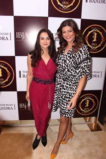 Sushmita Sen and Preity Zinta at Launch of store IBJA Gold