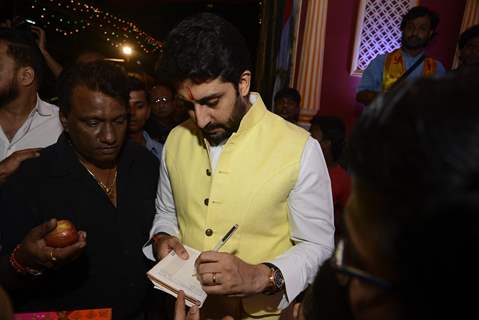 Abhishek Bachchan visits Ganesh Mandal in Juhu Galli