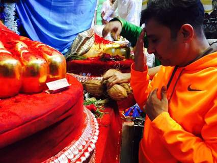 Sukhwinder Singh visits Lalbaug Cha Raja