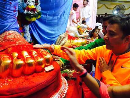 Sukhwinder Singh visits Lalbaug Cha Raja