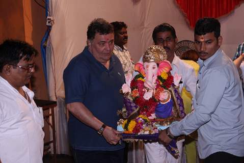 Rishi Kapoor performs Ganpati Visarjan at his Residency