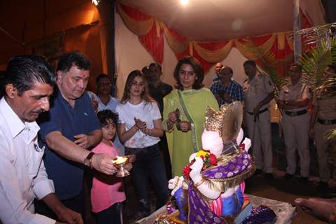 Rishi Kapoor, Neetu Singh & Riddhima Kapoor performs Ganpati Aarti at his Residency