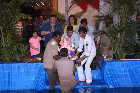 Rishi Kapoor, Neetu Singh & Riddhima Kapoor performs Ganpati Aarti at his Residency