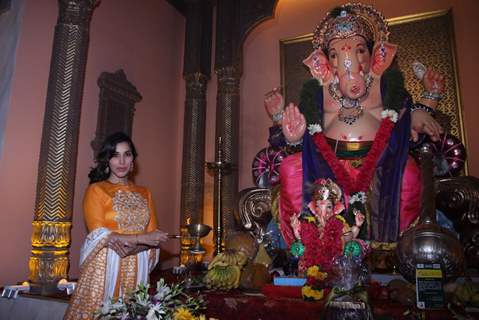 Sophie Choudry seeks blessings at 'Andheri Ka Raja'