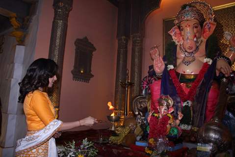 Sophie Choudry seeks blessings at 'Andheri Ka Raja'