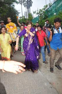 Veteran actress Dimple Kapadia Performs 'Ganesh Visarjan'