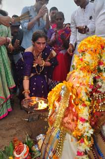 Veteran actress Dimple Kapadia Performs 'Ganesh Visarjan'