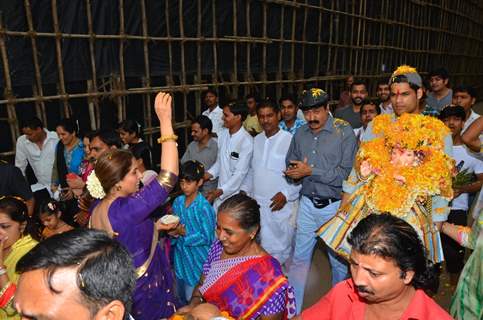 Veteran actress Dimple Kapadia Performs 'Ganesh Visarjan'