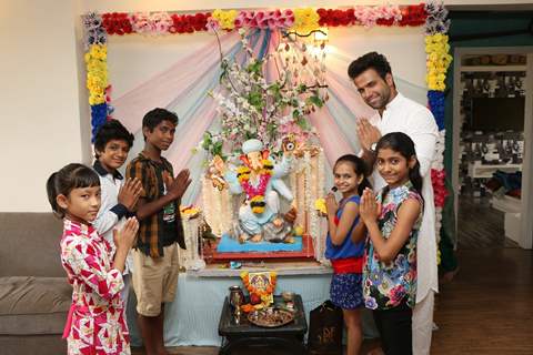 Rithvik Dhanjani Performs Ganpati Visarjan with Children