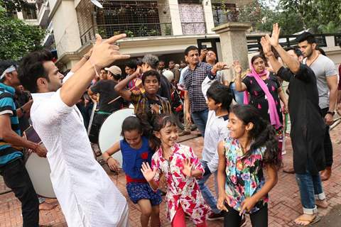 Rithvik Dhanjani Performs Ganpati Visarjan with Children