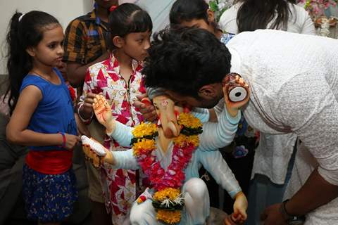 Rithvik Dhanjani Performs Ganpati Visarjan with Children