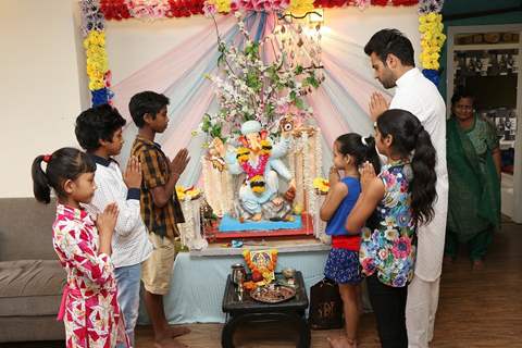 Rithvik Dhanjani Performs Ganpati Visarjan with Children