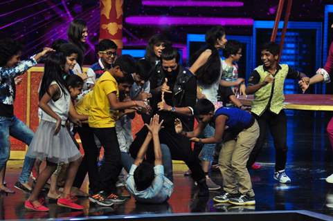 Riteish Deshmukh dances at Promotion of 'Banjo' on sets of Dance Plus 2