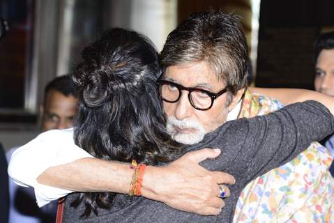 Amitabh Bachchan hugs Kirti Kulhari at Success meet of 'Pink'