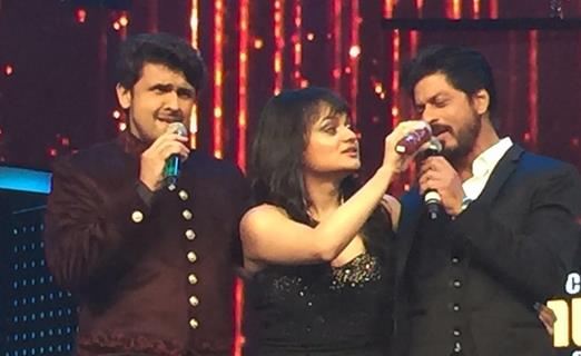 Aditi Singh Sharma with Sonu Niigam and Shah Rukh Khan