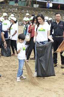 Divya Khosla with her son at NDTV Dettol Banega Swachh India event