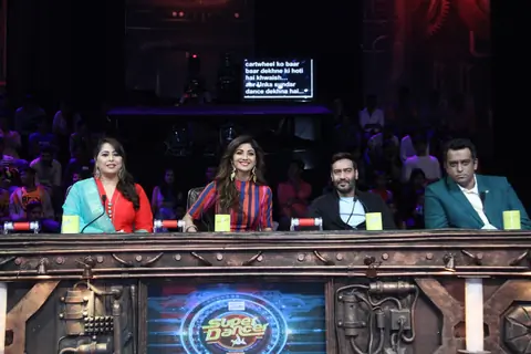 Ajay Devgn with Shilpa Shetty, Anurag Basu and Geeta Kapur at Super Dancer