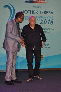 Sonam Kapoor and Mahesh Bhatt at Mother Teresa Award 2016