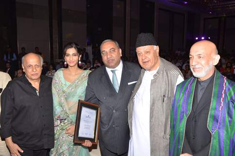 Sonam Kapoor and Mahesh Bhatt at Mother Teresa Award 2016
