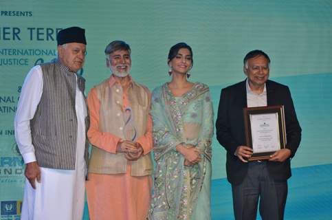 Sonam Kapoor and Mahesh Bhatt at Mother Teresa Award 2016