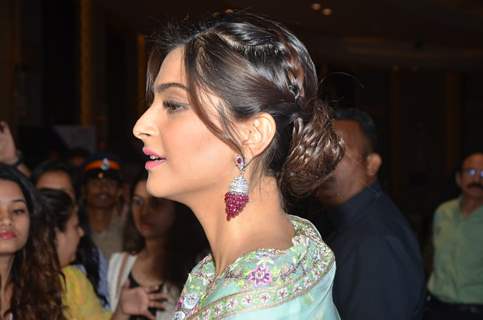 Sonam Kapoor and Mahesh Bhatt at Mother Teresa Award 2016