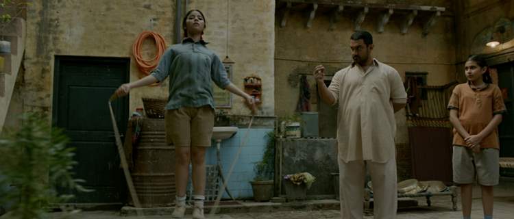 Still of Aamir Khan, Zaira Wasim and Suhani Bhatnagar from Dangal