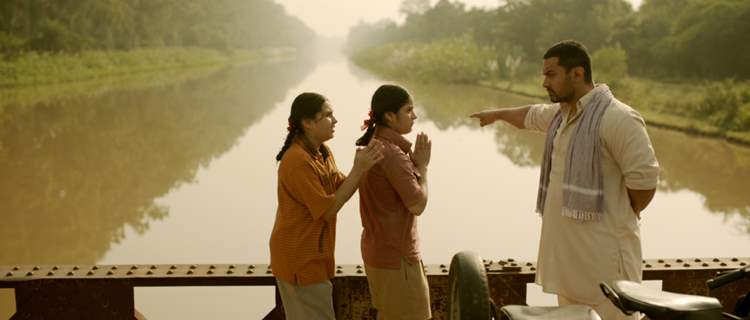 Still of Aamir Khan, Zaira Wasim and Suhani Bhatnagar from Dangal