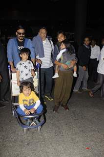 Airport Diaries: Vivek Oberoi with his wife and Suresh Oberoi and other family members