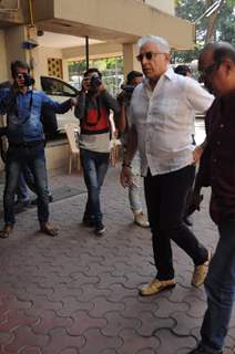 Dalip Tahil snapped outside Om Puri's residence to pay last respects!