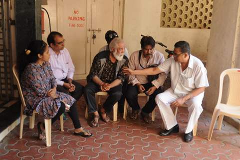 Celebs gather outside Om Puri's residence to pay last respects!