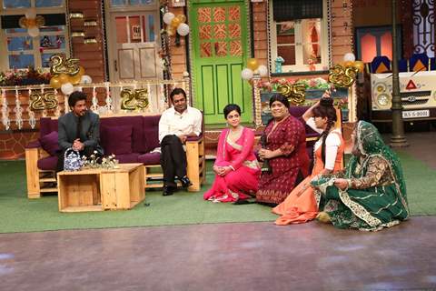 Shah Rukh Khan and Nawazuddin Siddiqui on sets of The Kapil Sharma Show