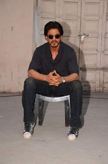 Shah Rukh Khan strikes 'Raees' pose at Mehboob Studio