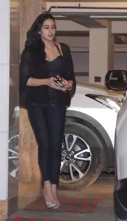 Sara Ali Khan looks sizzling while leaving at Kareena Kapoor's house