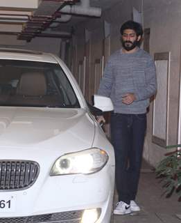 Harshvardhan Kapoor snapped leaving Kareena Kapoor's house