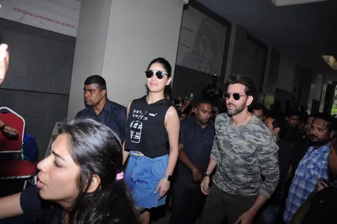 Hrithik Roshan and Yami Gautam Promotes 'Kaabil' at Mithibai College