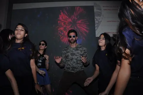 Hrithik Roshan and Yami Gautam grooves on beat during Promotion of 'Kaabil' at Mithibai College