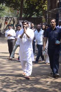 Suniel Shetty at his father's funeral!